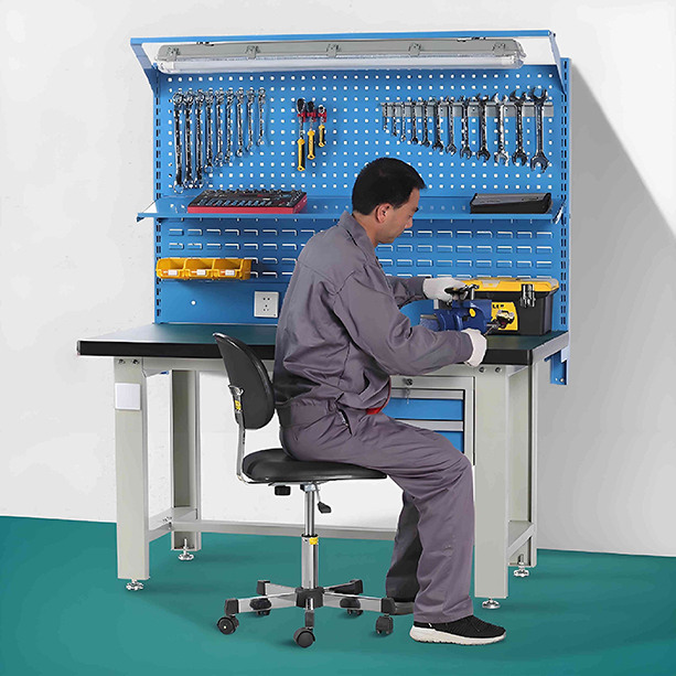 Heavy-Duty Workbench